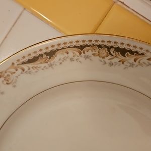Queen Anne - Signature Collection - beautiful gold - 1 dinner plate